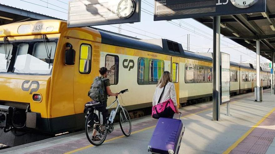 El tren celta, que une Galicia y Portugal, en la estación de Vigo. Brea