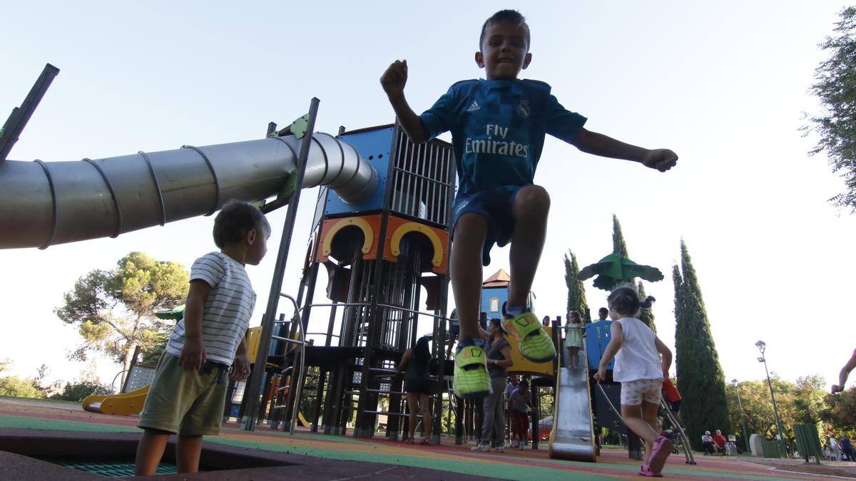 Niños jugando en la Ciudad de los Niños.