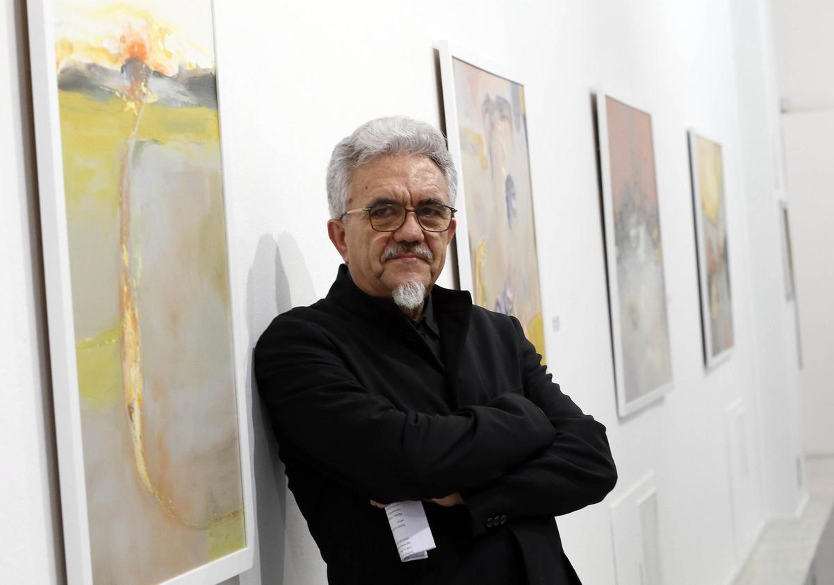 El pintor Mingos Teixeira, en la inauguración de una exposición en Vigo.