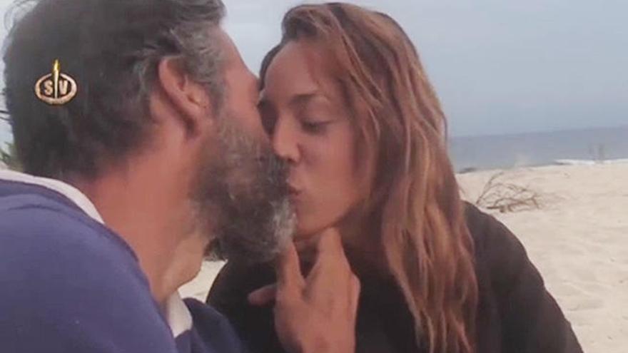 El beso de Steisy y Paco en &#039;Supervivientes&#039;.