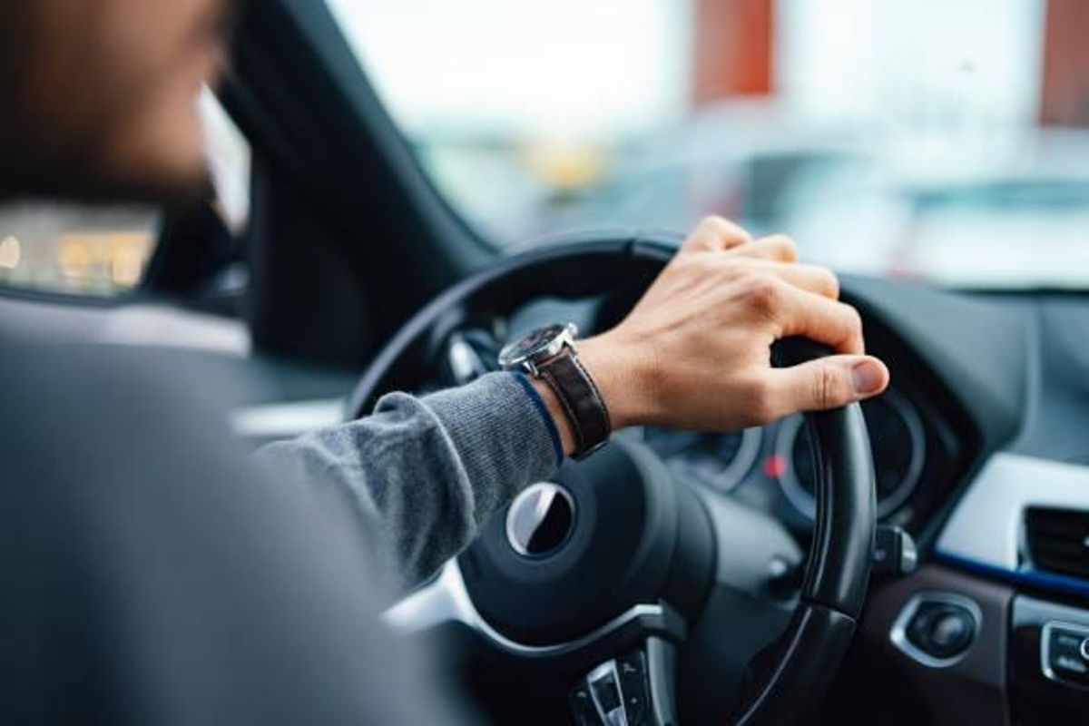 Hombre conduciendo un coche