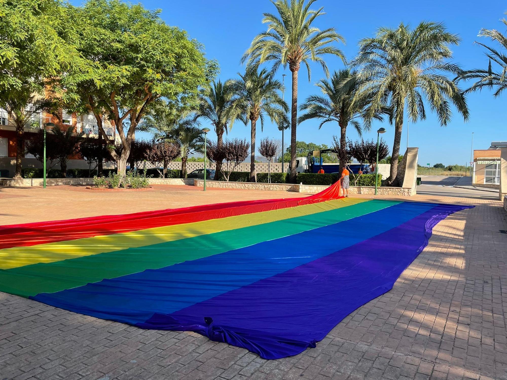 Una bandera LGTBIQ+ de 20 metros en Miramar