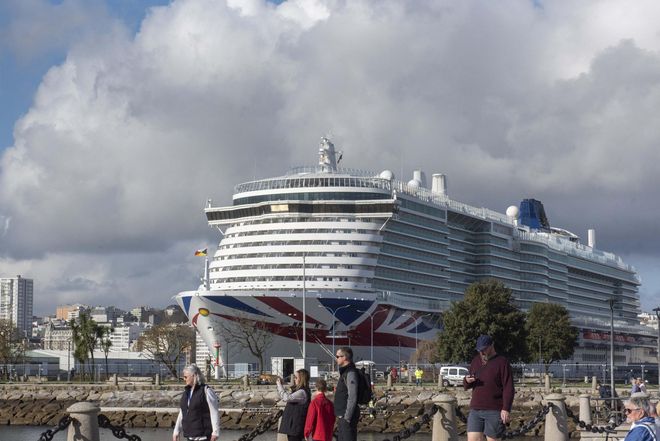 Escala en A Coruña del trasatlántico Iona, uno de los cruceros más grandes del mundo