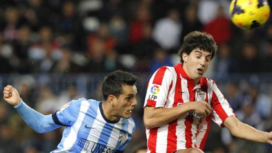 Juanmi salta a por un balón con Mikel San José.