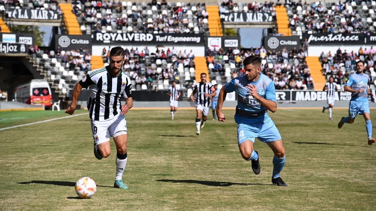 Francis Ferrón pugna por un balón en el choque ida ante la ‘Balona’.