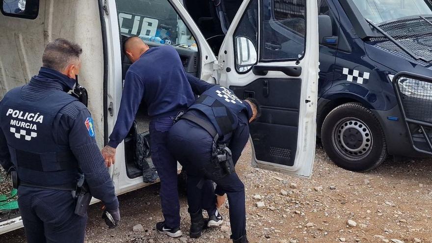 Sorprendidos con 139 macetas de cannabis en su furgoneta en Murcia