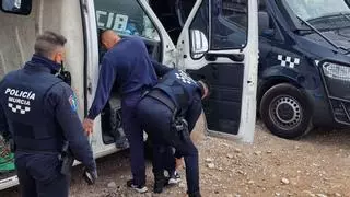 Sorprendidos con 139 macetas de cannabis en su furgoneta en Murcia