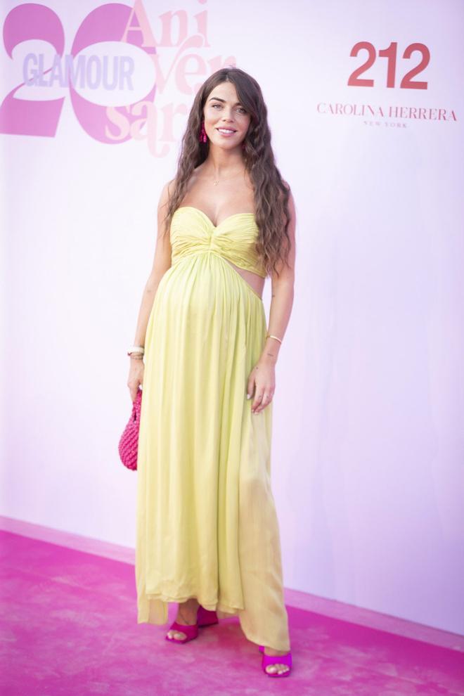 Violeta Mangriñán con vestido amarillo de escote palabra de honor