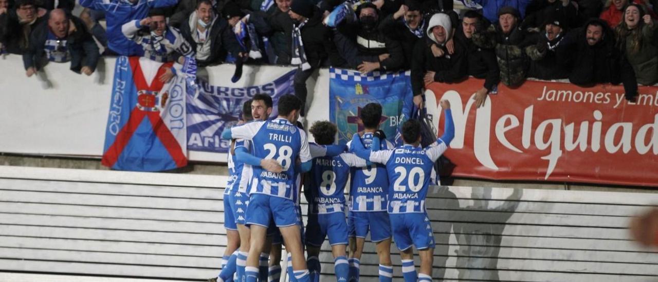 Los jugadores del Deportivo celebran con sus aficionados el gol marcado en el Ruta de la Plata. | LOZ