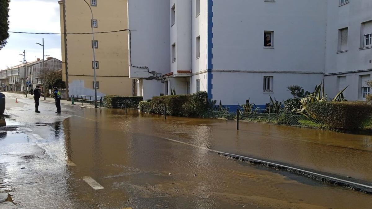 Una de las últimas averías graves que se registraron en Santiago, en Pastoriza, y que además de una inundación dejó sin suministro de agua dos bloques de pisos durante horas / N. S.