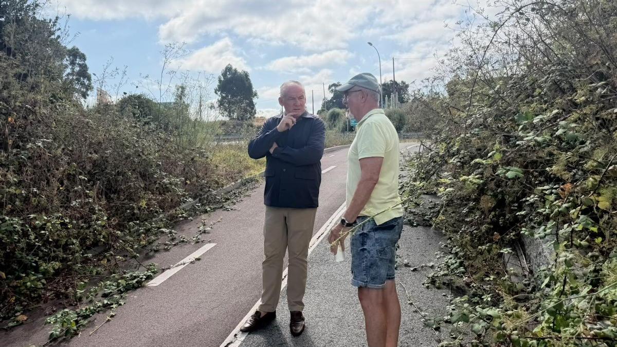 El candidato del Partido Popular a la Alcaldía de A Coruña, Miguel Lorenzo, en el carril bici de Mesoiro.