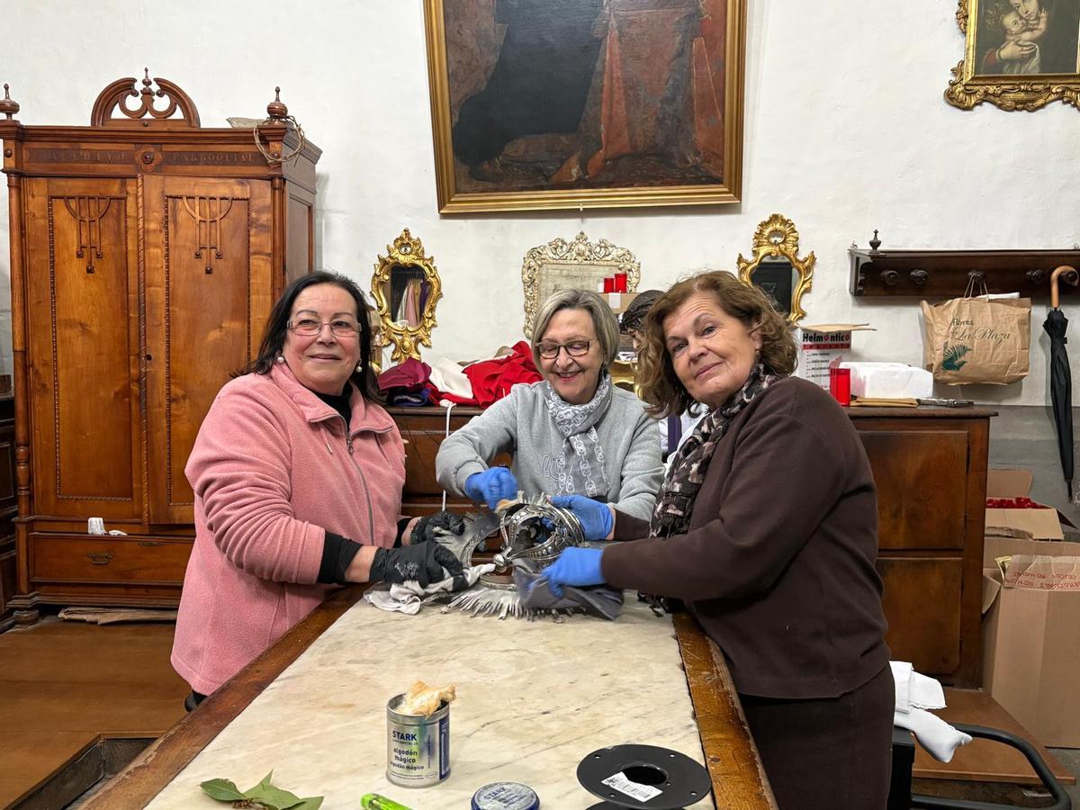 Por la izquierda, Paquita Jiménez, Emilia Bravo de Medina y Julia Uría limpían en la sacristía de la basílica.