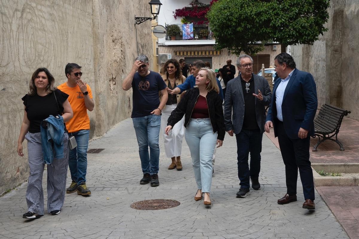 Natàlia Enguix, con el alcalde del Palomar y el presidente de la Mancomunitat, en su visita.