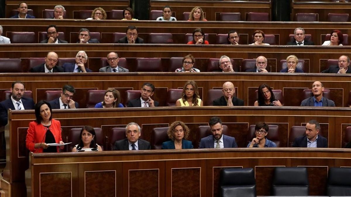 La portavoz del grupo parlamentario del PSOE, Margarita Robles, interviene en la sesión de control al Gobierno, en el Congreso de los Diputados, el pasado 21 de julio.