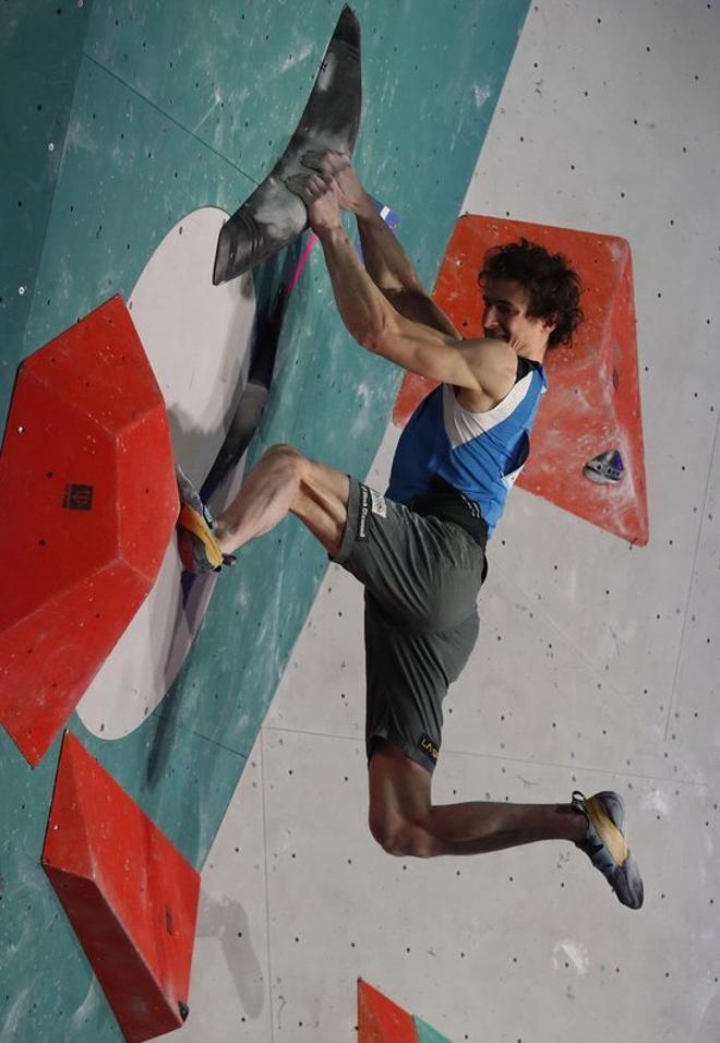 Adam Ondra compite en la final  de la Copa del Mundo de escalada IFSC en Moscú, Rusia.