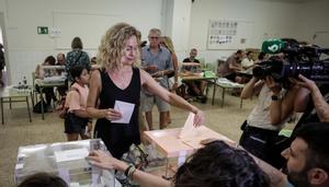 La candidata del PSC a las elecciones generales, Meritxell Batet, vota en su colegio electoral.