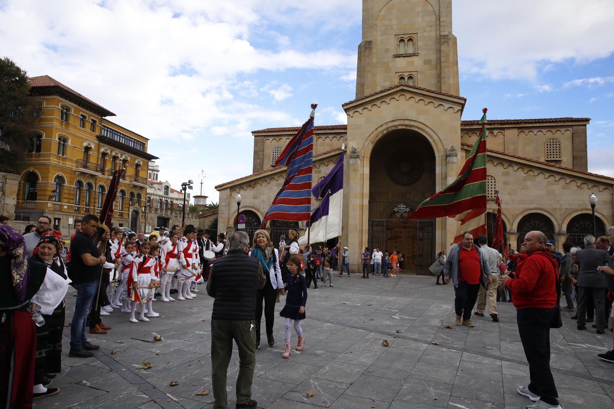 En imágenes: Gijón celebra el Día de León con bailes y el desfile de pendones