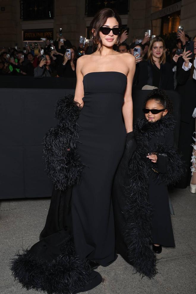 Kylie Jenner junto a Stormi a su llegada al desfile de Valentino