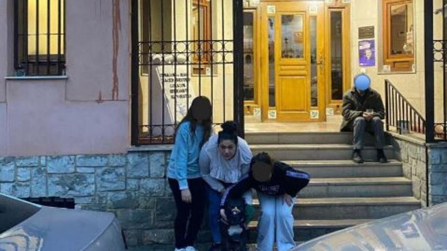 Samara y sus hijas con Kobe en la puerta del CATE de Burjassot.