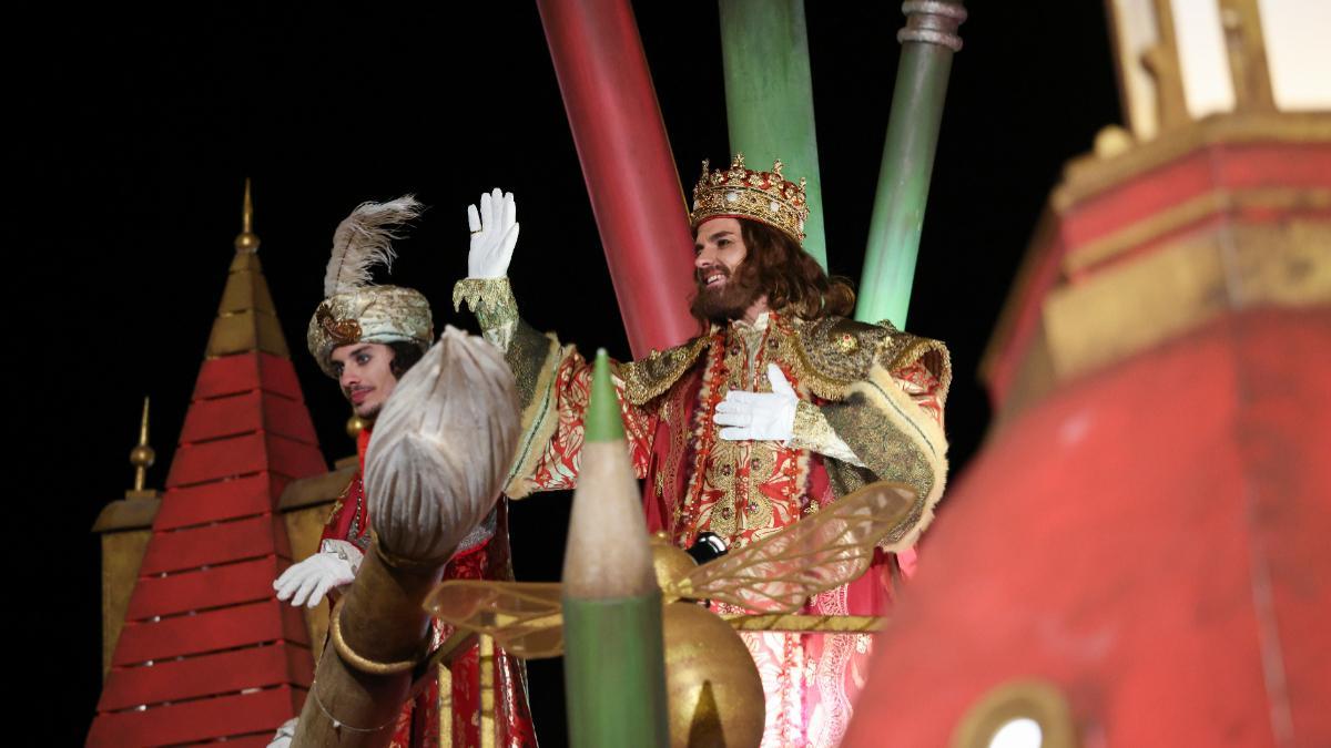 El Rey Gaspar saluda durante la Cabalgata de los Reyes Magos, a 5 de enero de 2025, en Madrid (España).