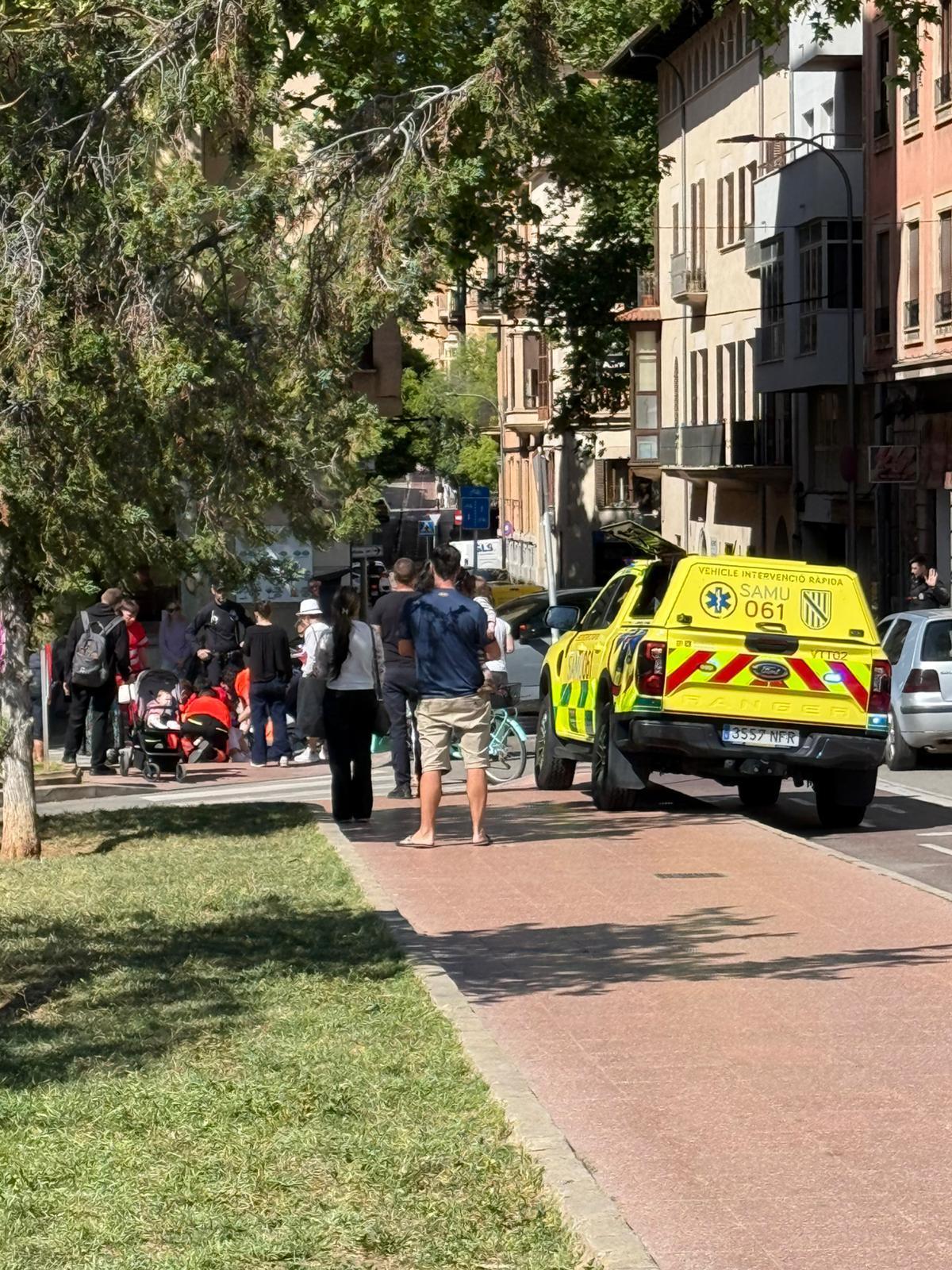 Una dotación sanitaria atiende a la joven herida en la Plaza de los Patines.