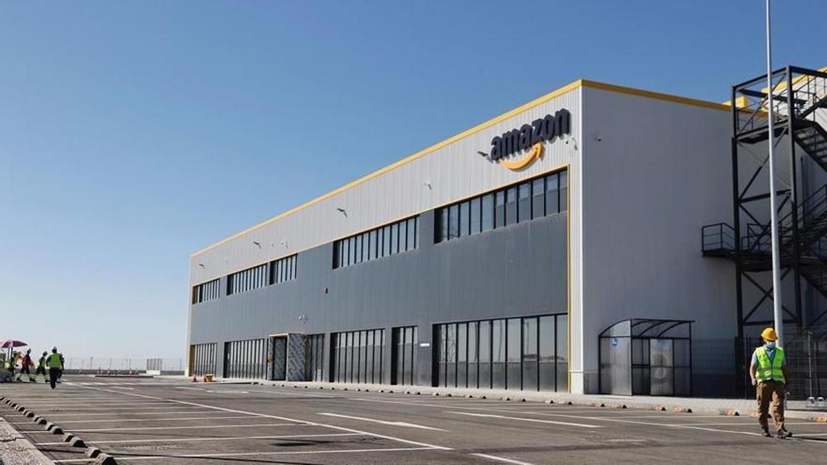 Las instalaciones de Amazon junto al aeropuerto de Corvera.