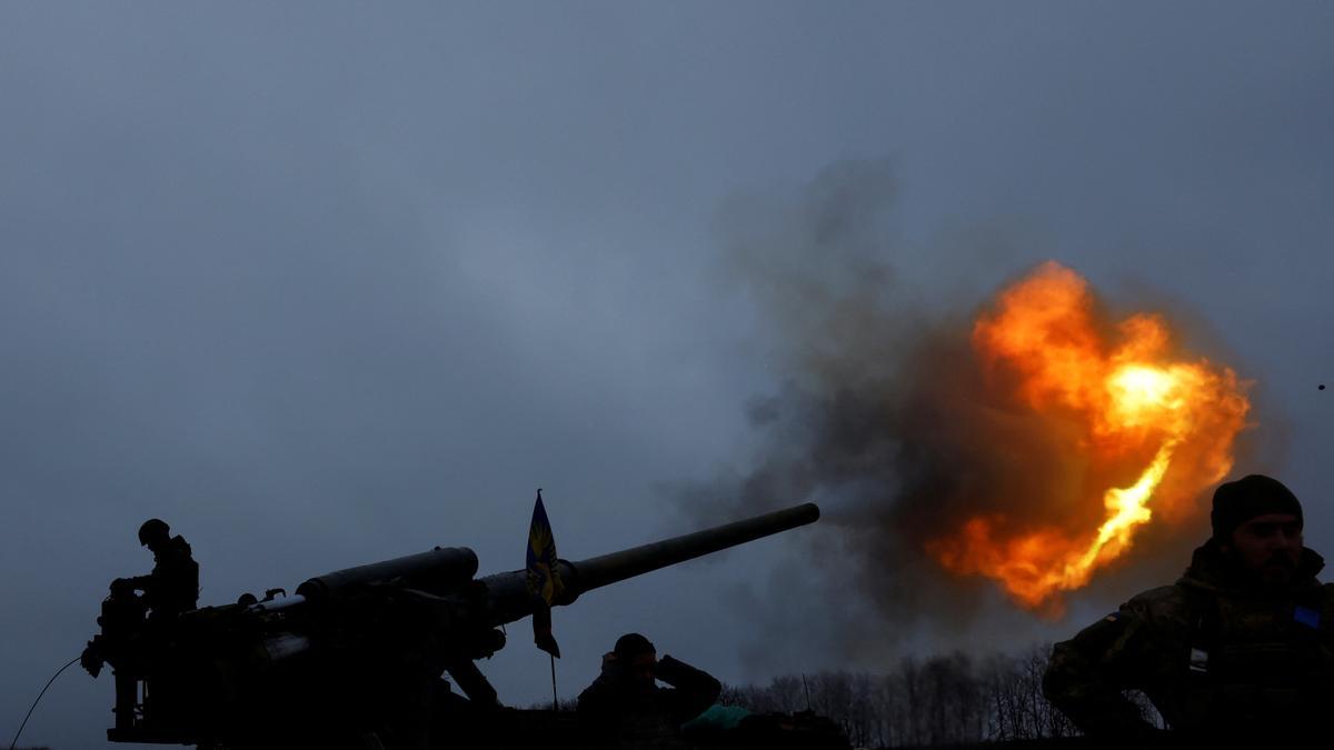 Un soldado ucraniano de artillería dispara un proyectil en Bajmut.