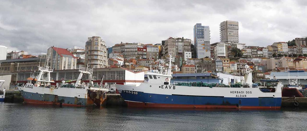 Imagen de archivo de barcos arrastreros en el puerto de O Berbés