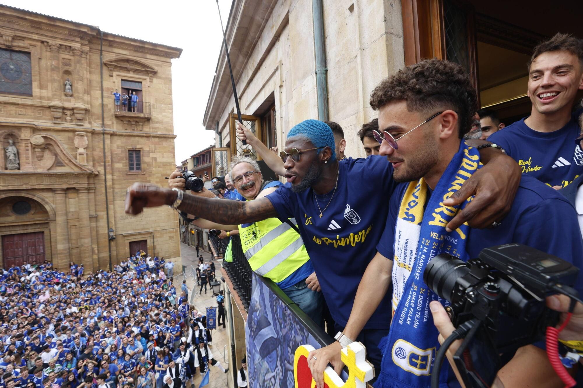 Locura azul en las calles de Oviedo para celebrar el ascenso del equipo a Primera División