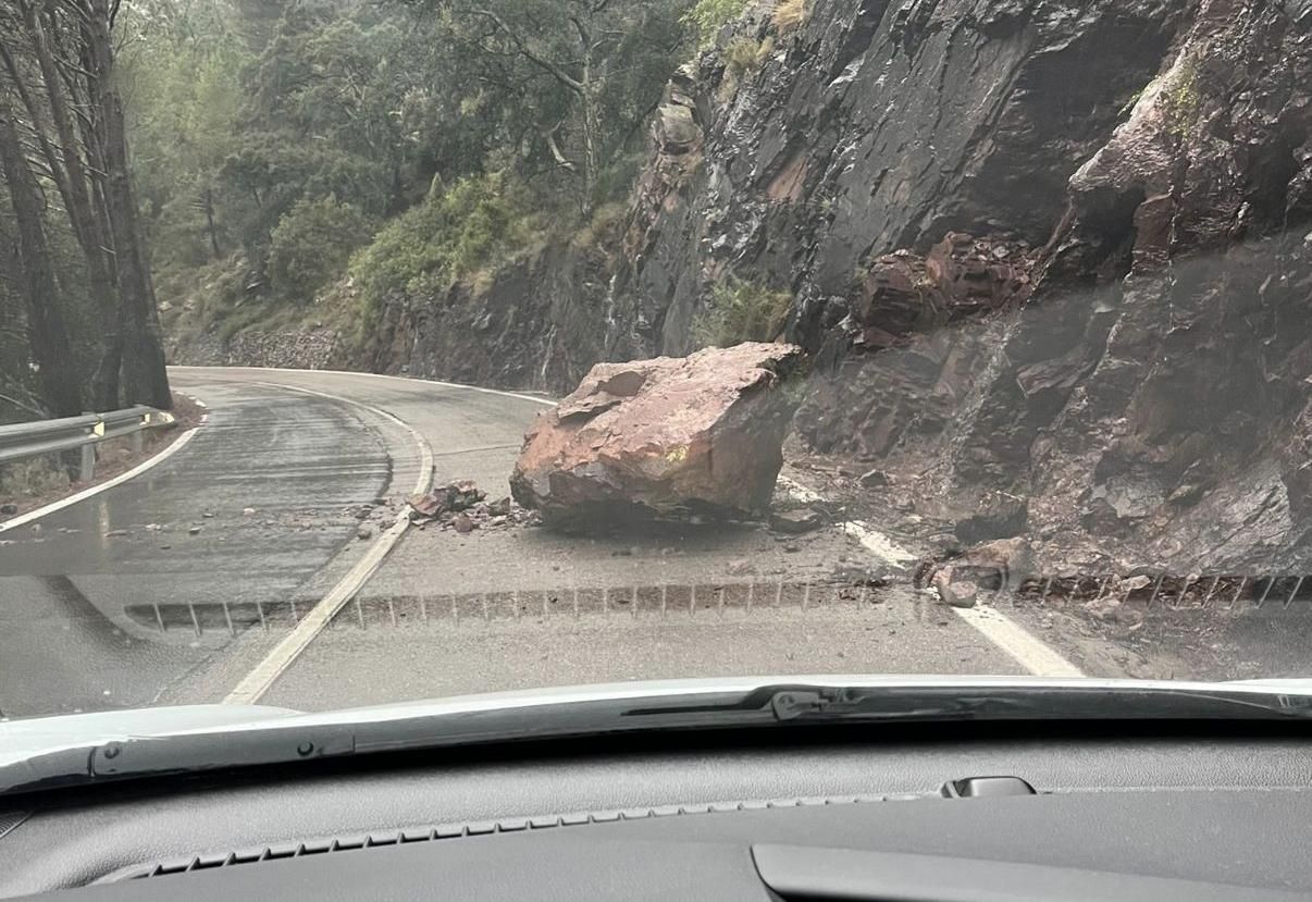 Una roca de grandes dimensiones se ha precipitado en mitad de la carretera