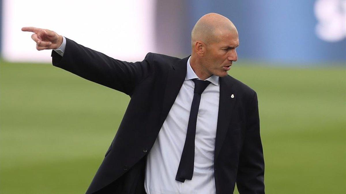 Zidane acabó el partido ante el Eibar muy contrariado