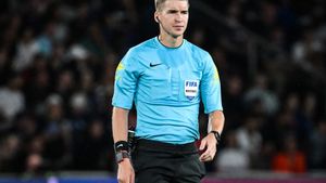 Referee Francois LETEXIER during the French championship Ligue 1 football match between Paris Saint-Germain and RC Lens on August 26, 2023 at Parc des Princes stadium in Paris, France - Photo Matthieu Mirville / DPPI. 40023062
