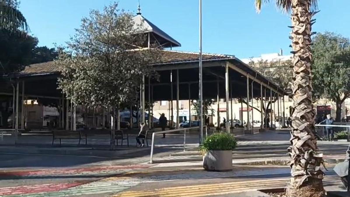 El mercat de la plaça del Gra de Figueres sense parades a causa de l'alerta VENTCAT.