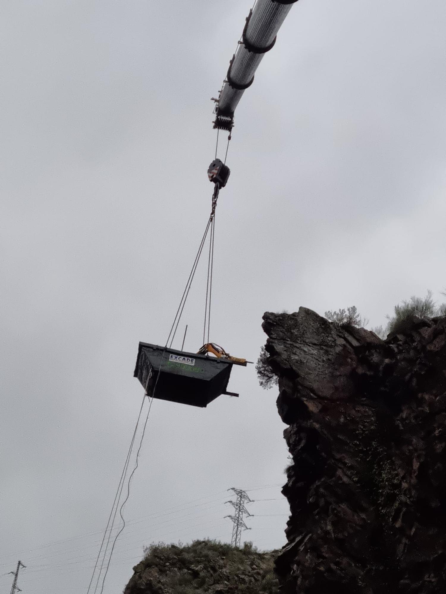 Operación de limpieza de rocas en la AS-15, en Pilotuerto