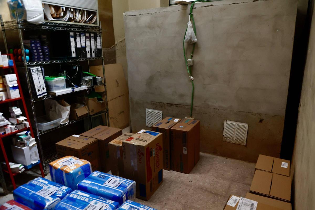 La trastienda de una de las farmacias afectadas por la dana.