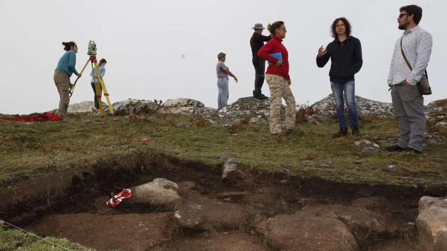 Xosé Gago, a la derecha, con arqueólogos y mecenas británicos en la excavación de Chavella. // Jose Lores