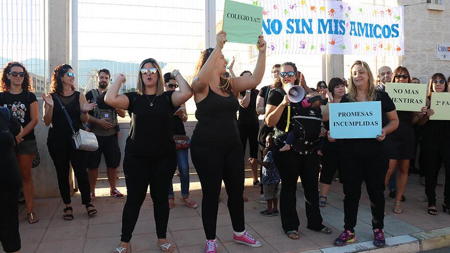 Los padres de los alumnos del colegio Juan Carlos I de La Unión en la protesta de esta mañana.