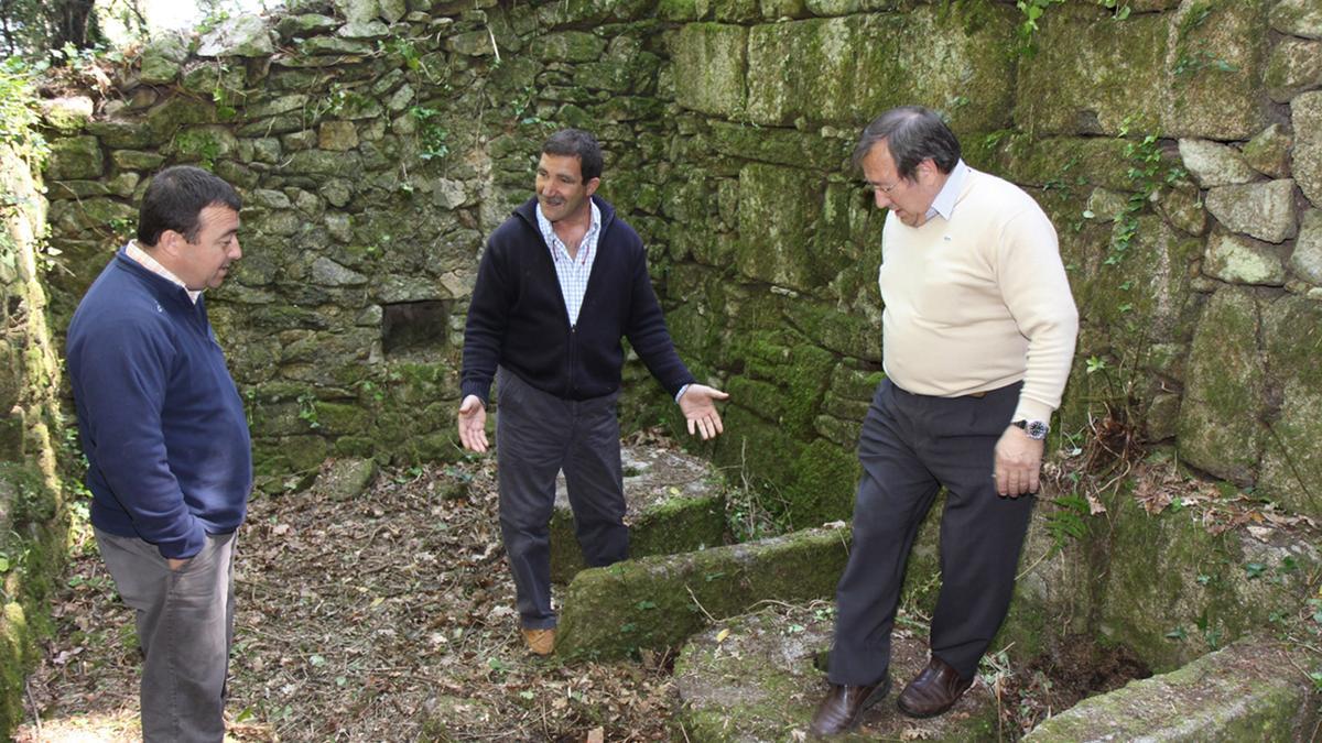 Comuneros de San Vicente en el año 2010, cuando plantearon, sobre el terreno, la recuperación de los molinos.