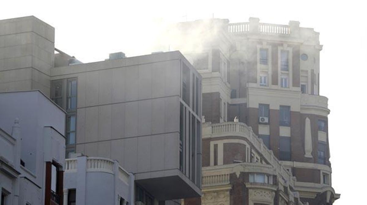 Les flames i una densa columna de fum es poden veure des de diferents punts de la capital. 