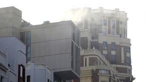 Les flames i una densa columna de fum es poden veure des de diferents punts de la capital. 