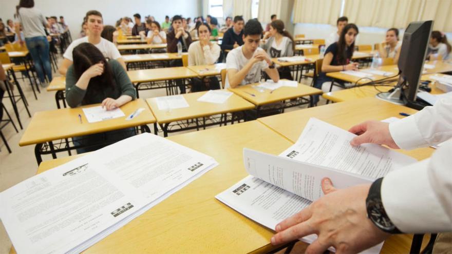 Un momento del examen de selectividad en Galicia // Archivo