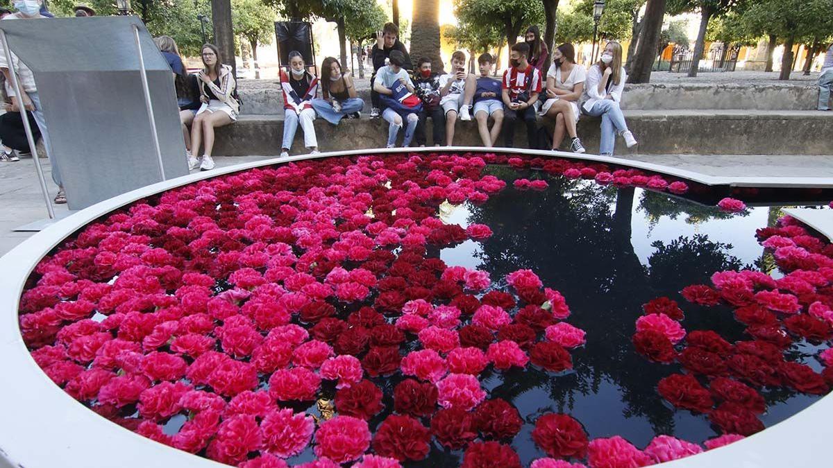 Intervención de Shane Connolly para Flora 2021 en el Patio de los Naranjos de la Mezquita-Catedral de Córdoba.