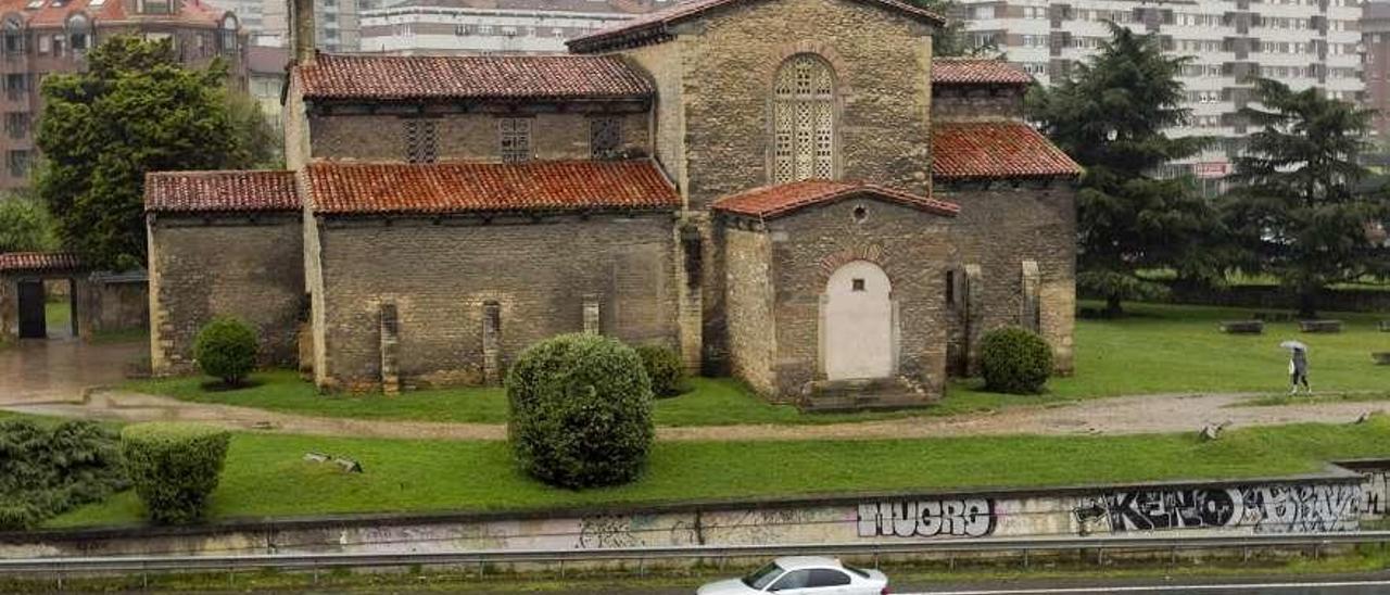 La iglesia de Santullano, en Oviedo, situada a cinco metros de la autopista &quot;Y&quot;.