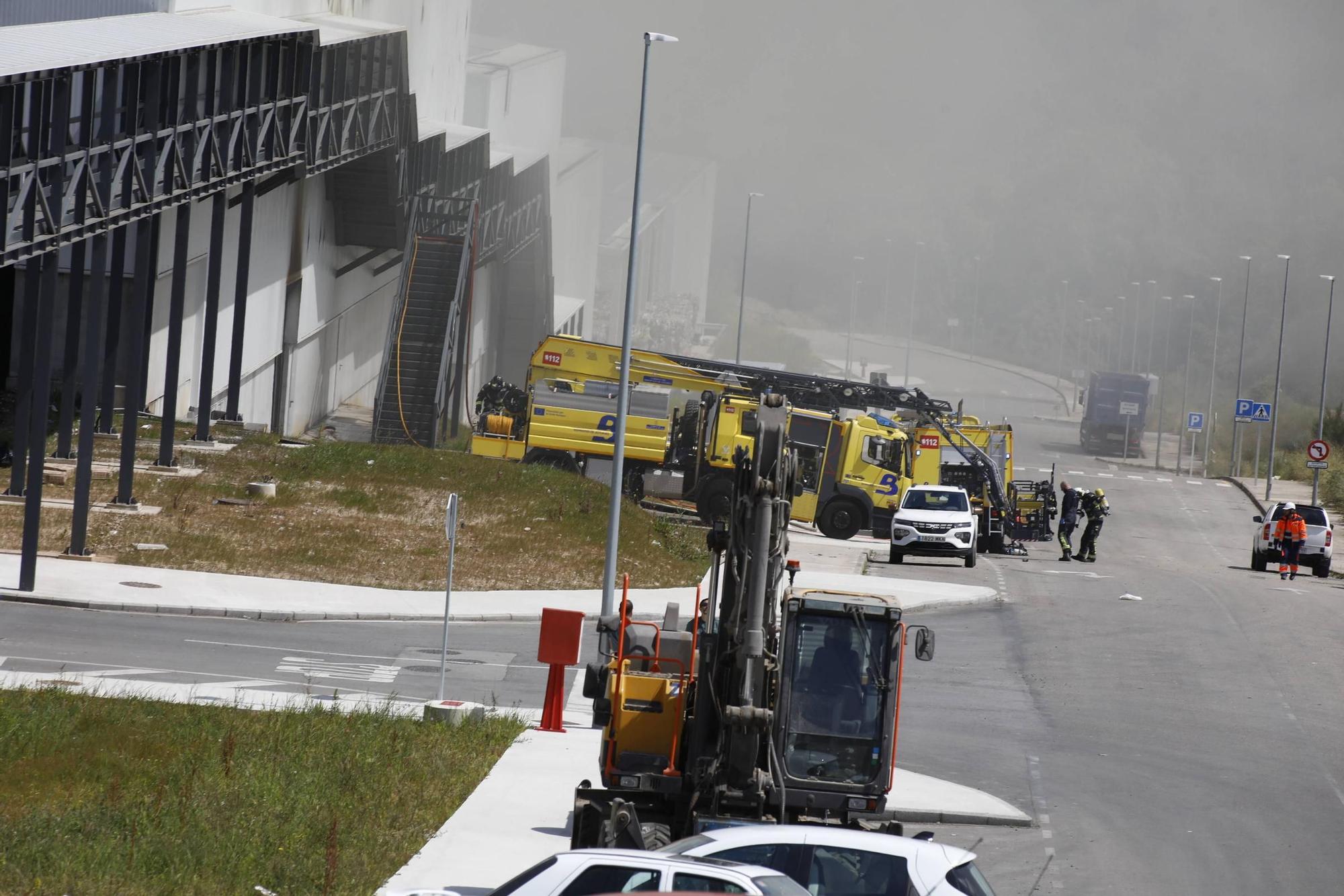 Así fue el espectacular incendio en una planta de Cogersa en Gijón (en imágenes)