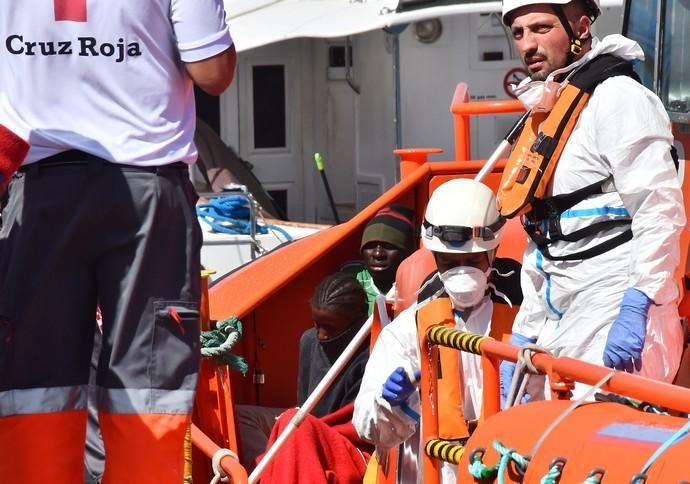 28/02/20 ARGUINEGUIN. MOGÁN. Llegada de migrantes al puerto de Arguineguin después de ser rescatados por un velero. Fotógrafa: YAIZA SOCORRO.  | 28/02/2020 | Fotógrafo: Yaiza Socorro