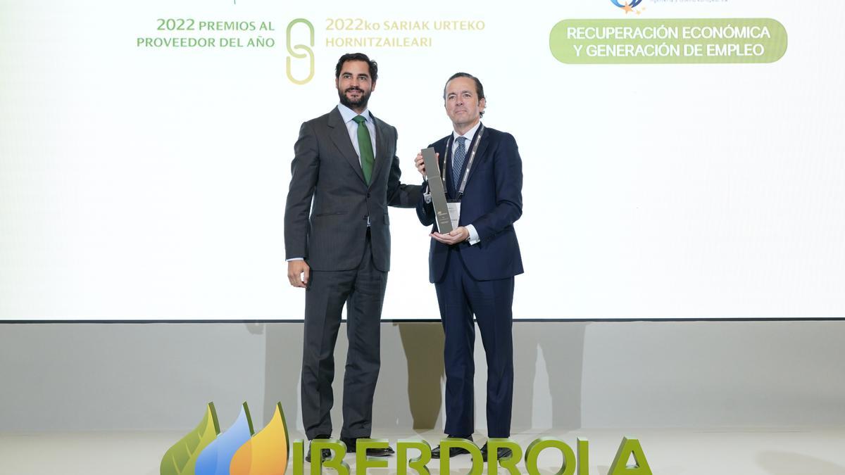 Ignacio Sánchez-Galán García-Tabernero, director de compras de Iberdrola, entrega el premio a Jesús Alonso, presidente de IDESA