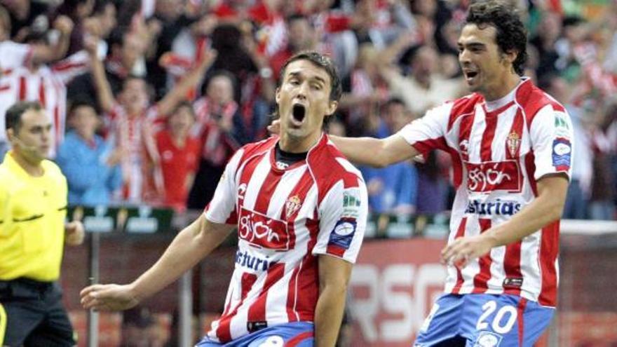 Sangoy celebra un gol con el Sporting junto al alicantino Miguel de las Cuevas.