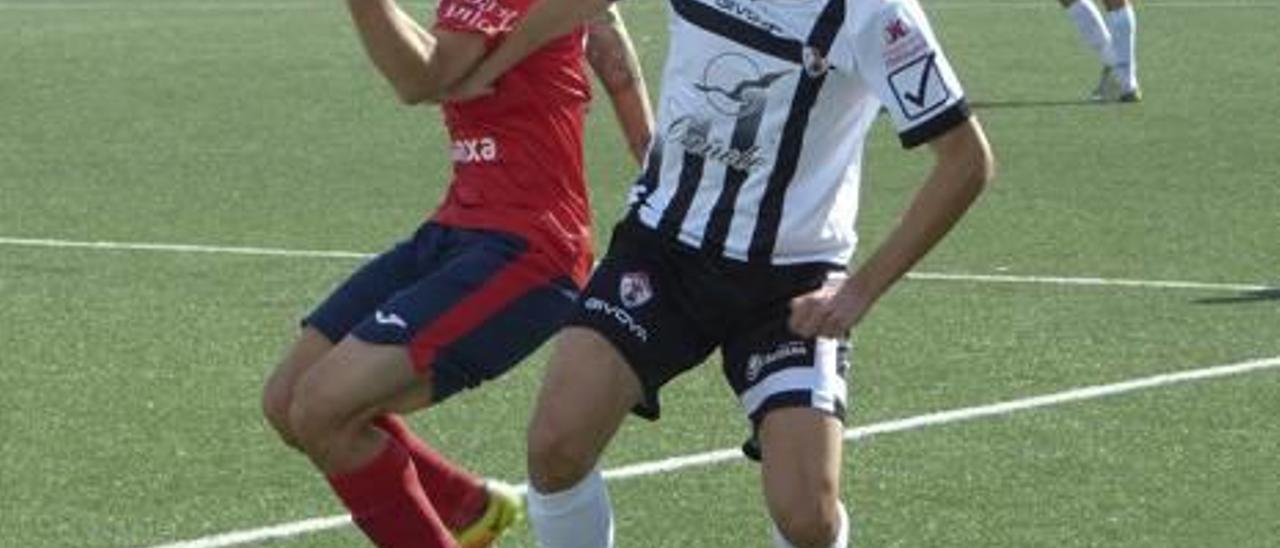 El Ontinyent en el choque ante el Olot en el Clariano.