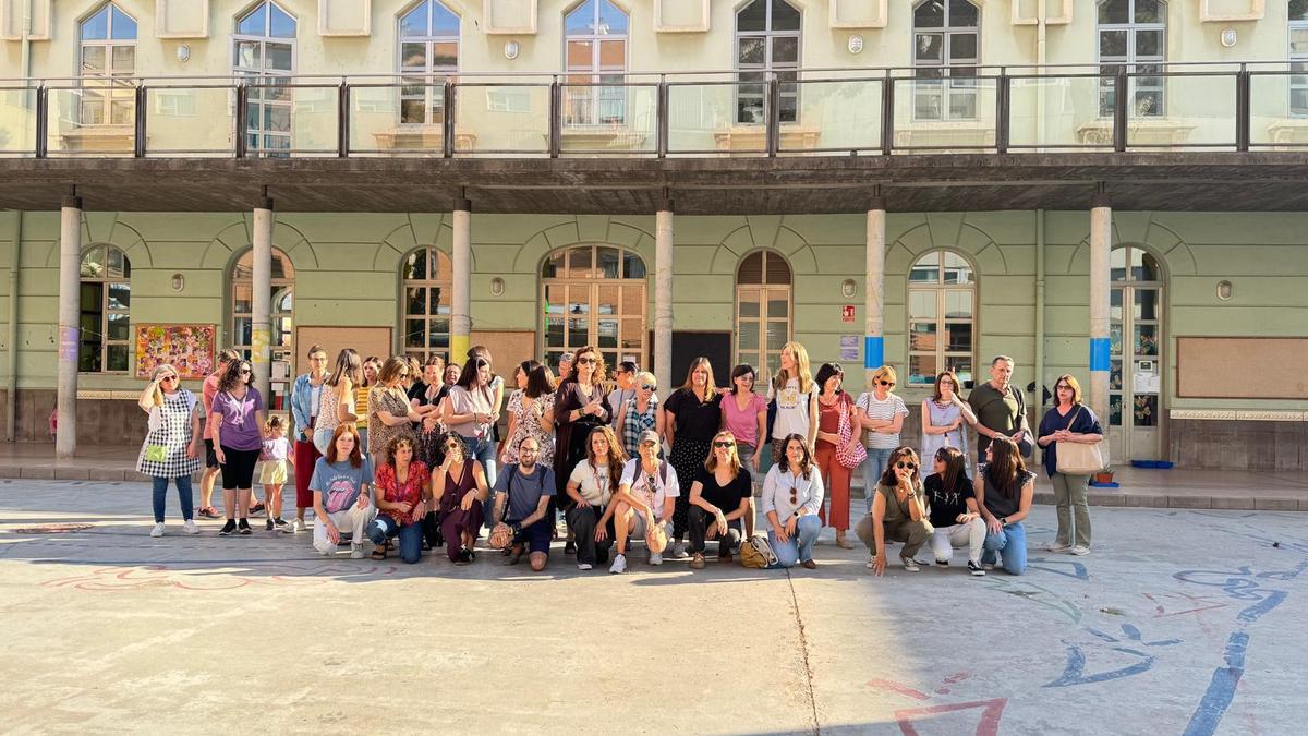Concentración de padres y docentes en la puerta del Ceip Cervantes de València.