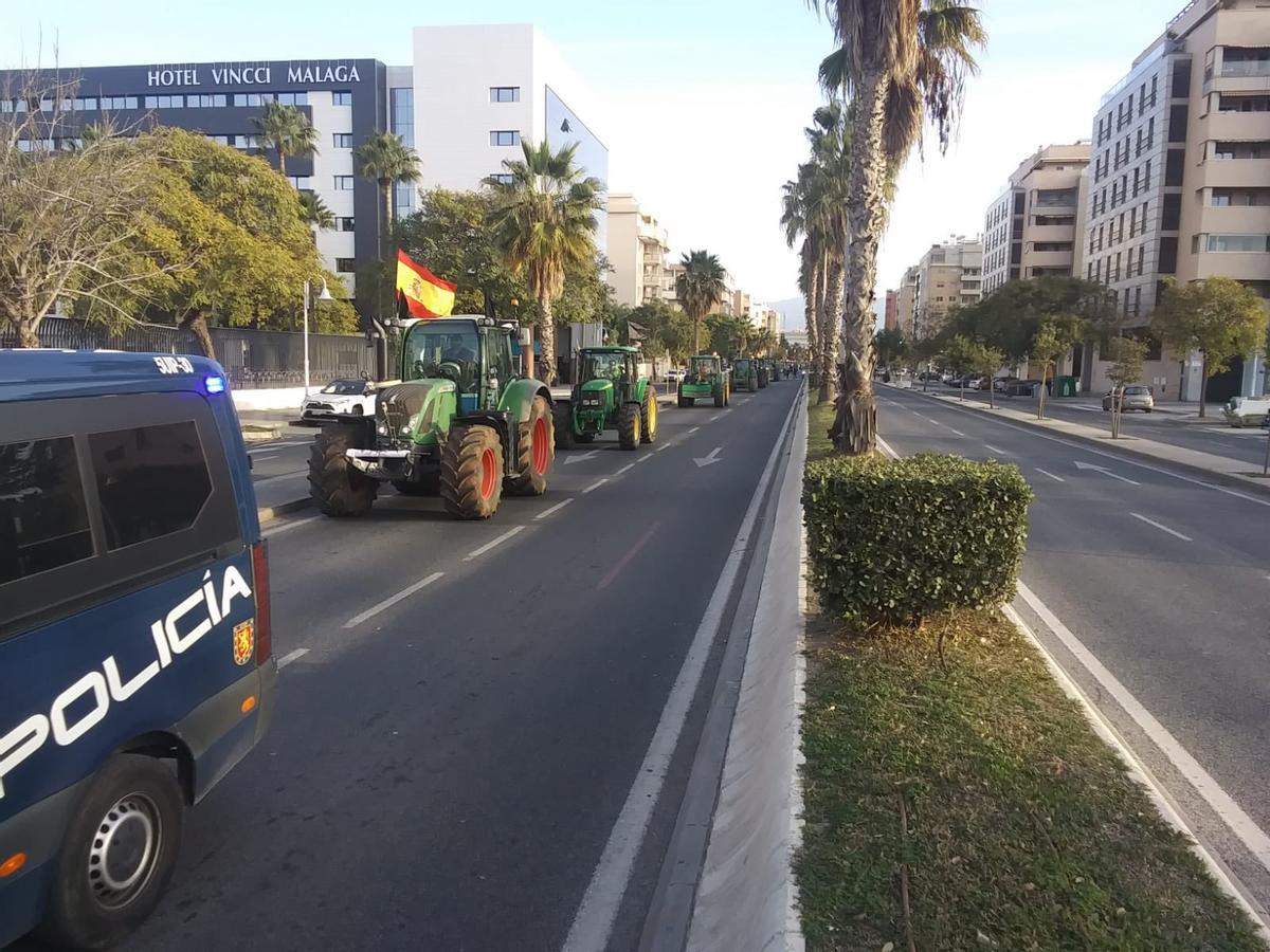 Los últimos tractores se marchan y desbloquean los accesos al Puerto de Málaga.